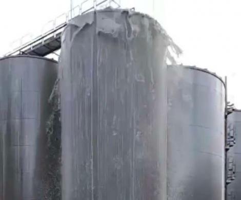 Câtă PAGUBĂ! O cramă a pierdut 30.000 de litri de vin spumant, după ce un tanc pentru fermentare a EXPLODAT. Imagini SPECTACULOASE - VIDEO