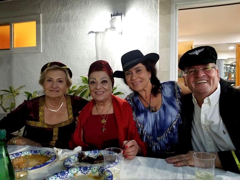 Maria Ciobanu a plecat la colindat de Halloween! La 81 de ani &icirc;ndrăgita c&acirc;ntăreață de muzică populară i-a speriat pe locuitorii din California!