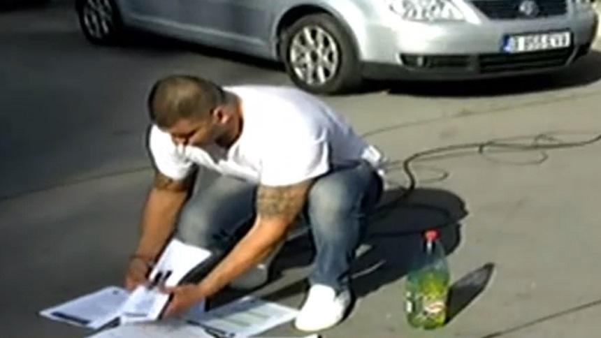 ULTIMĂ ORĂ! Un BĂRBAT amenință că &icirc;și dă FOC  &icirc;n fața clubului COLECTIV