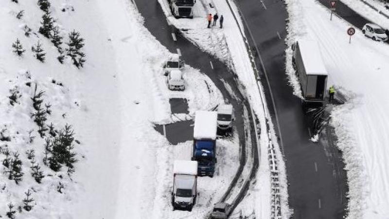 Iarna nu a mai avut răbdare! A creat HAOS pe șoselele din Franța. Oamenii cer ajutor pentru a fi salvați din cauza zăpezii