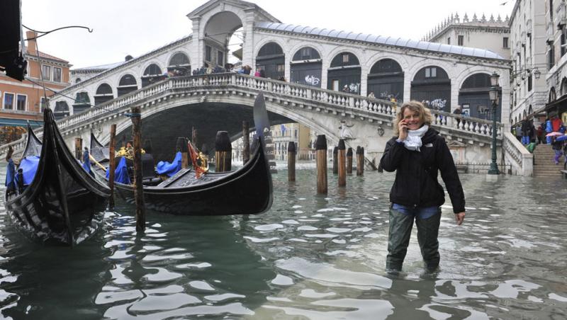 Imagini de NECREZUT! Cum arată Veneția, complet inundată.  Chelnerii servesc în restaurante acoperite de ape