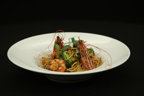Rețeta Shrimp Wok. O combinație delicioasă de sosuri asiatice cu paste și fructe de mare!