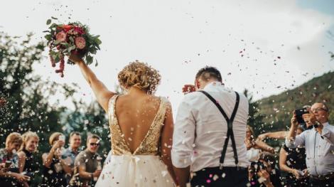5 motive pentru a-ti organiza nunta online