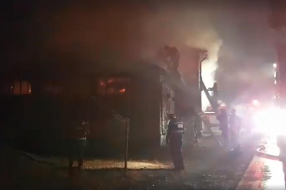 INCENDIU puternic &icirc;n miezul nopții, la o pensiune! Turiștii au trăit clipe de coșmar