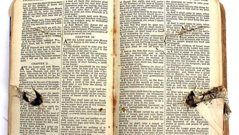 Biblie făcătoare de MINUNI! MIRACOLUL pe care l-a făcut pentru un soldat în Primul Război Mondial. „Auzea inamicii venind, dar nu se putea mișca” - FOTO