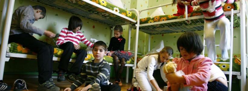 &Icirc;NFIORĂTOR! Erau plătiți să aibă grijă de copiii cu handicap, dar &icirc;i supuneau TORTURII!