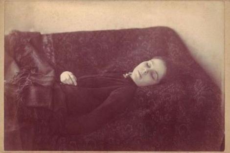 Povestea româncei-vampir: Ioana Teodorescu, din Timișoara,  ”A murit la 27 de ani, după ce și-a băut propriul sânge!”