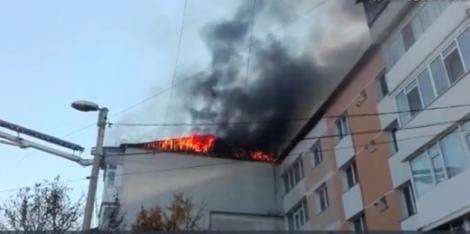 Primele imagini cu explozia puternică din Piatra Neamț: "Arde blocul!" Victimele au arsuri pe corp