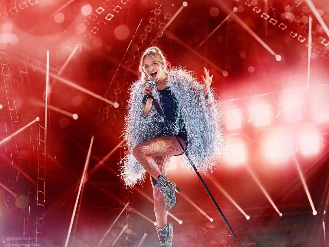 Să curgă șampania! E petrecere mare &icirc;n familia Deliei! &rdquo;Primul băiat &icirc;n familia mea...&rdquo;