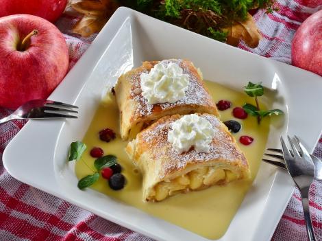 Rețetă perfectă de Ștrudele cu mere servite cu sos de vanilie și frișcă!