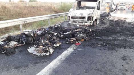 Momente de PANICĂ pentru șoferi! Două mașini au luat FOC pe Autostrada Sibiu-Deva