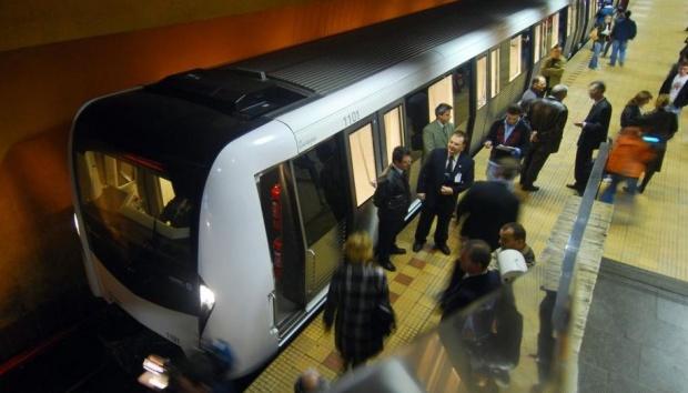 ACCIDENT CUMPLIT! O femeie a fost LOVITĂ de metrou! Circulația este OPRITĂ