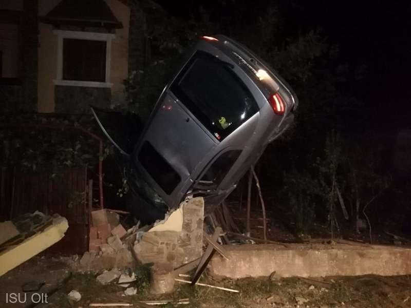 VIDEO| Dumnezeule! O mașină s-a &Icirc;NFIPT &icirc;n gardul unei case. &rdquo;Lăm&acirc;ia&rdquo; de &icirc;ncepător se vede &icirc;n parbriz...&icirc;n ce stare se află pasagerii