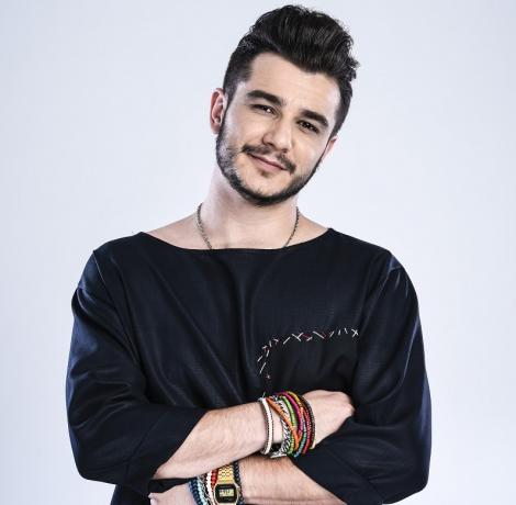 Marți, de la ora 20.00, la Antena 1. Vlad Drăgulin îi dăruiește un talisman norocos unui fost concurent „X Factor”