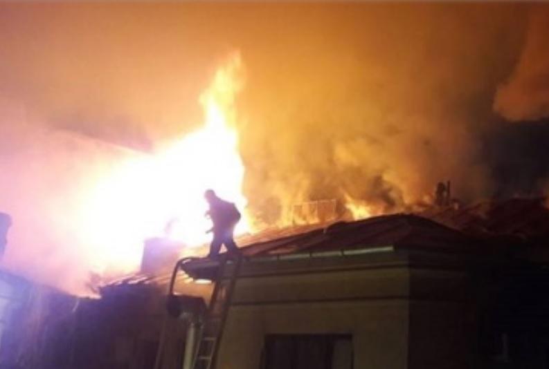 INCENDIU PUTERNIC &icirc;n Centrul Vechi al Capitalei! Unde au izbucnit flăcările