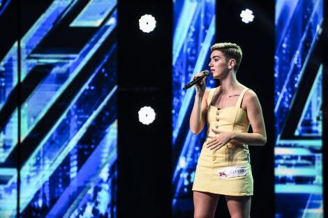 Carla’s Dreams, intrigat de o concurentă la X Factor: “Arăți special!”