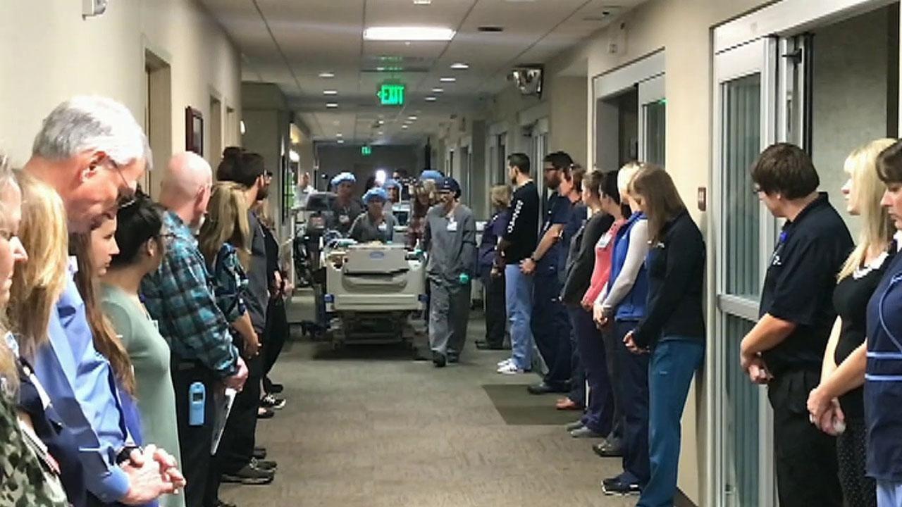 Fotografia care a devenit virală! Ce se ascunde &icirc;n spatele acestei imagini &icirc;n care oamenii păstrează un moment de tăcere &icirc;n fața unei echipe medicale ce transportă un pacient