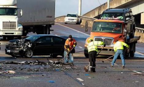 CEAȚA a provocat un nou accident în LANȚ pe autostradă! Cel puțin 6 persoane au murit. Intervenția salvatorilor este îngreunată