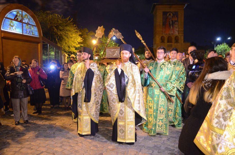 Calendra ortodox. Procesiune ortodoxă &icirc;n ajunul sărbătorii Sfintei Parascheva de la Iași