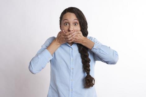 3 afectiuni ale cavității bucale ce îți pot zdruncina serios încrederea în tine