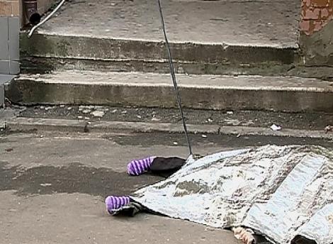 Scene cutremurătoare în Capitală! Un tânăr s-a aruncat de la etaj: Izbitura de asfalt i-a fost fatală: Iubita, cu care se certase, a suferit un șoc