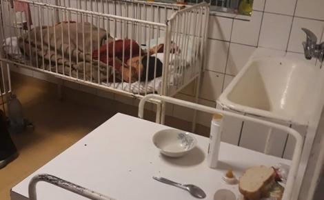 Imagini REVOLTĂROARE! O secție de pediatrie, plină de GÂNDACI. „Noaptea, mămicile își păzesc bebelușii” - GALERIE FOTO