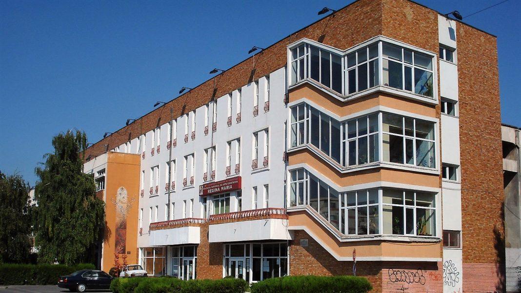 Incident șocant &icirc;ntr-un liceu! O t&acirc;nără, bătută crunt de un adolescent, chiar pe terenul de sport! A fost transportată de urgență la spital!&nbsp;