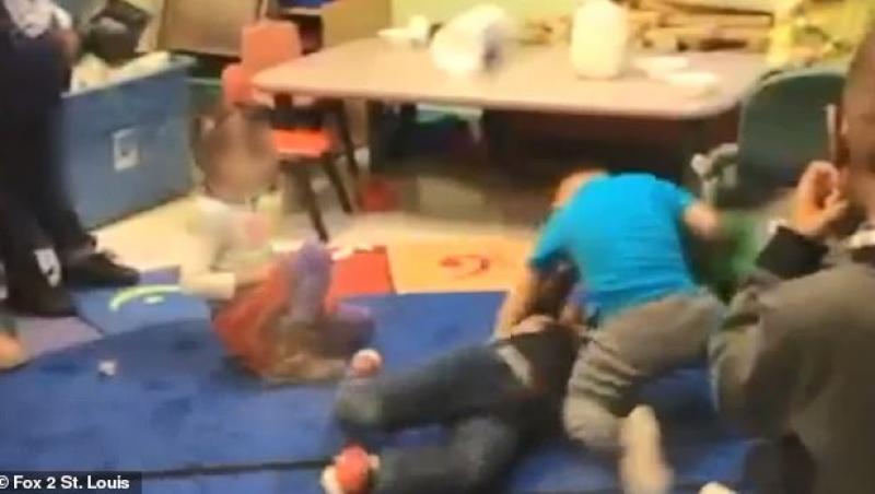 Imagini VIDEO de groază într-o grădiniță! Copiii sunt încurajați de educatoare să se lupte și să lovească în cap. Reacția educatoarelor a îngrozit lumea
