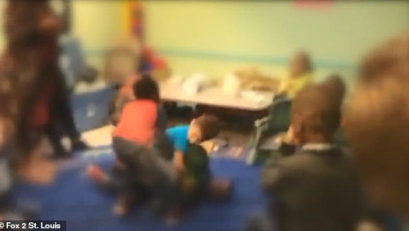 Imagini VIDEO de groază într-o grădiniță! Copiii sunt încurajați de educatoare să se lupte și să lovească în cap. Reacția educatoarelor a îngrozit lumea