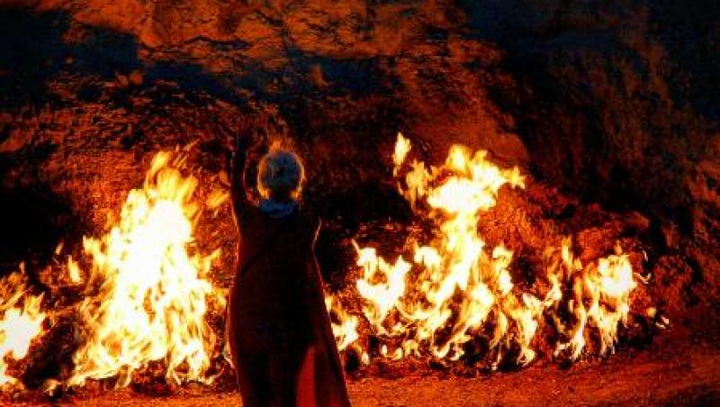 Așa ceva nu ai mai văzut! “Templul Focului”, locul în care flăcările ard fără oprire de aproape 4000 de ani, indiferent de climă