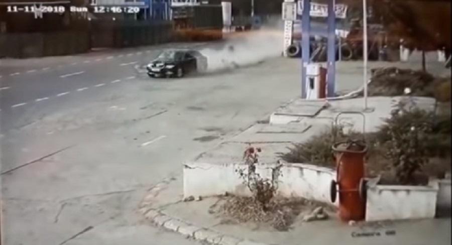 Momentul &icirc;n care t&acirc;nărul drogat intră cu mașina &icirc;n oameni, la Brăila, surprins de camerele de supraveghere! Zece persoane au fost rănite!&nbsp;