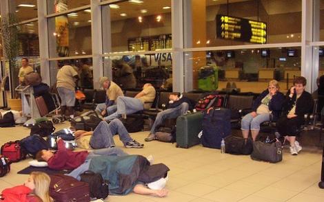 Nervi și zile pierdute pe aeroportul Luton din Londra! Sute de români au rămas blocați după ce două curse au fost anulate