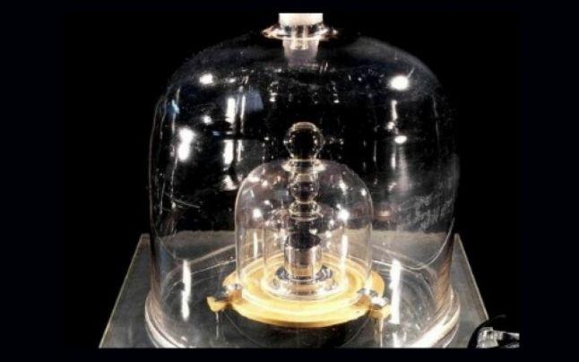 Moment istoric: &rdquo;kilogramul&rdquo; primește o schimbare de look! Etalonul nu a fost atins, de la introducere, din anul 1889