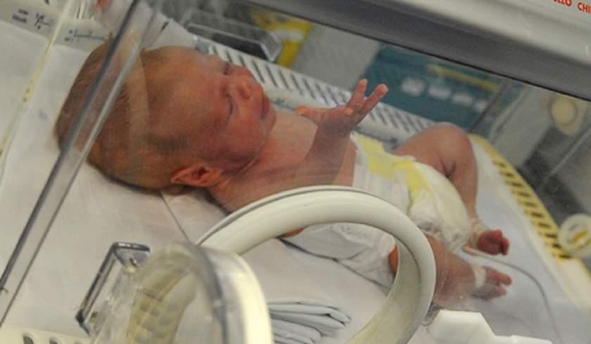 Era prea bolnav ca să-l iubească. O rom&acirc;ncă și-a abandonat bebelușul &icirc;ntr-un spital din Italia. Gestul medicilor, dovadă supremă de omenie!