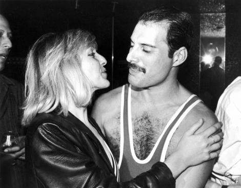 Ce tare! În ”Bohemian Rhapsody”, Mary Austin, iubita lui Freddie Mercury, poartă o ie românească, de Breaza!