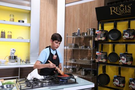 Andrei Scurtu are 14 ani și este convins că poate găti în echipa unuia dintre chefi! „Tu o să te faci mare bucătar”