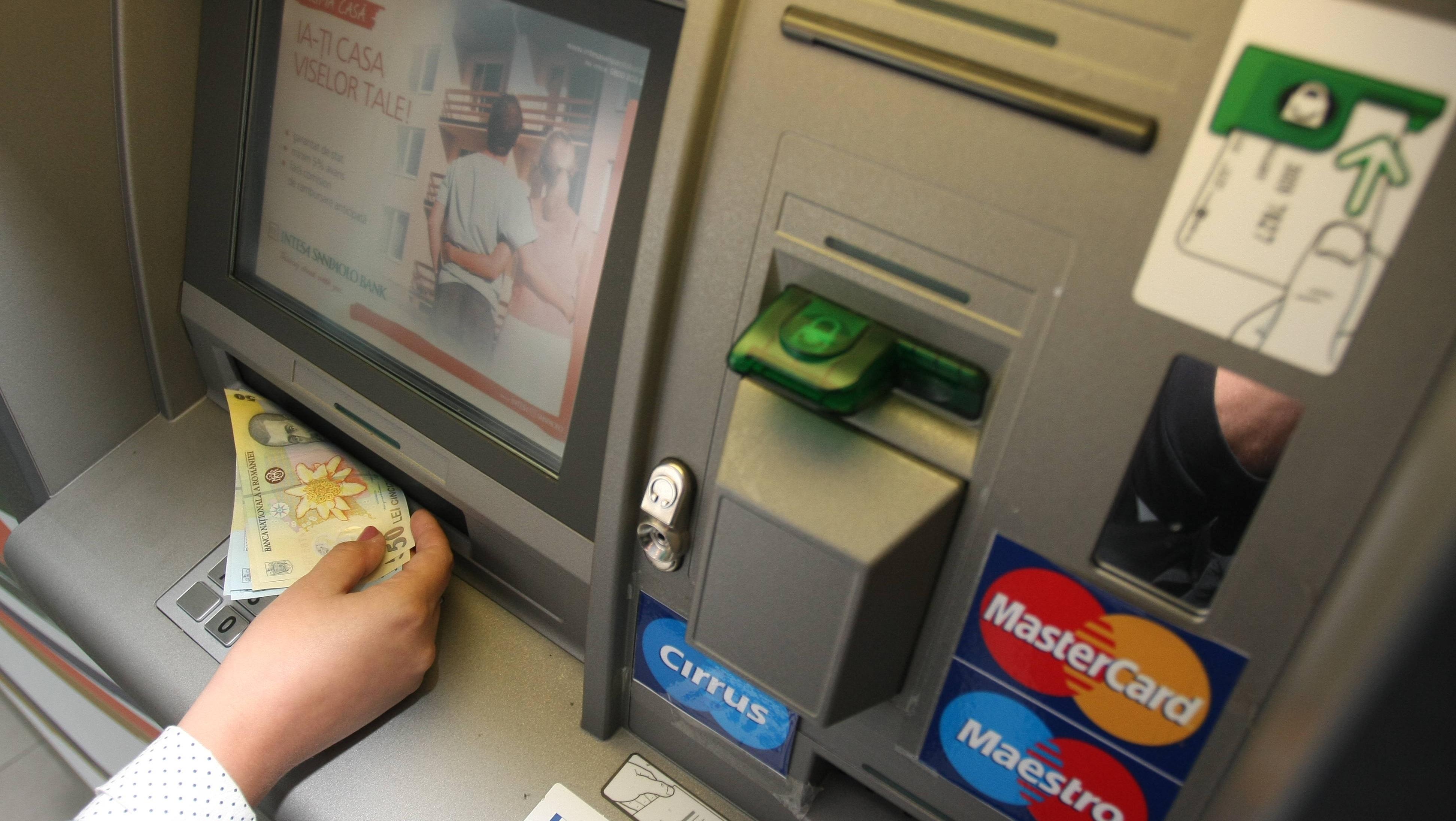 Prime uriașe la o fabrică! Angajații au avut un șoc c&acirc;nd au pus cardurile &icirc;n bancomat: &bdquo;Ne-am plătit datoriile&rdquo;