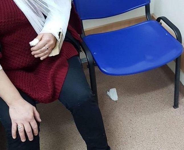 Medicii de la Urgențe Cluj i-au fixat m&acirc;na ruptă cu un carton! Fiul femeii, revoltat: &rdquo;Mi se pare o jignire!&rdquo;