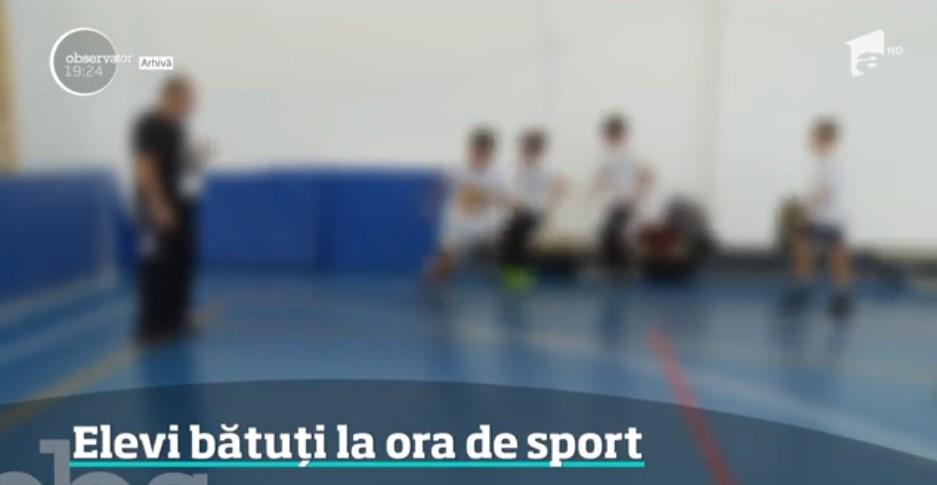 Un profesor este acuzat că a dat un elev cu capul de perete! Părinții refuză să &icirc;și mai trimită copiii la ore: &bdquo;A venit cu buza spartă&rdquo;