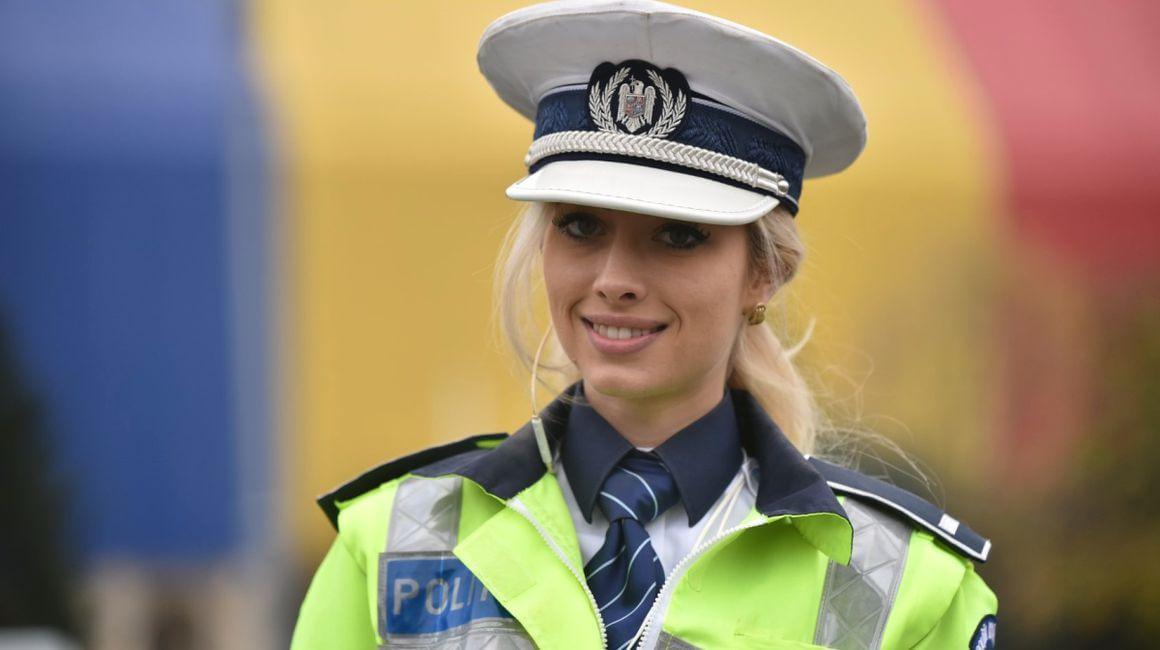 &ldquo;Astăzi am trecut prin Piața Victoriei și am văzut o polițistă dirij&acirc;nd circulația...&rdquo; Ce urmează este povestea virală a celei mai curajoase polițiste