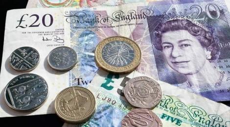 Momente de criză! Lira sterlină a scăzut dramatic, a doua cea mai mare scădere din an, după seria de demisii din guvern