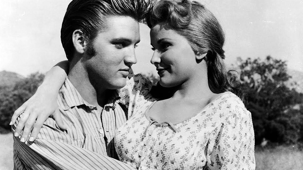 Astăzi s-au împlinit 62 de ani de când îndrăgitul și nemuritorul Elvis Presley și-a facut debutul în lumea filmului cu celebra melodie ,,Love me tender". Imagini video de colecție!