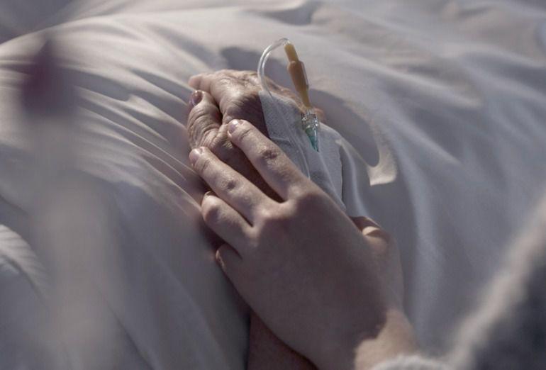 Scandalul diplomelor din Rom&acirc;nia, eliberate pe "ochi frumoși",  ia amploare! Zeci de mii de asistenți medicali pun &icirc;n pericol pacienți din Europa