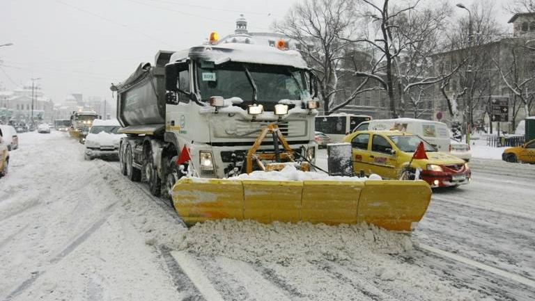 Frig, ninsori, ploi şi v&acirc;nt, &icirc;n București, &icirc;n weekend! Autoritățile, anunț de ultimă oră: &rdquo;700 de utilaje şi 2.500 de operatori vor asigura deszăpezirea iarna aceasta&rdquo;