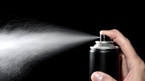 Un adolescent a murit după ce a încercat să se drogheze cu deodorant spray