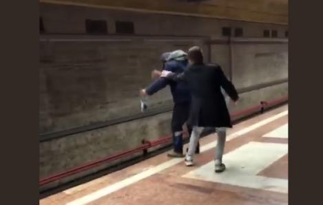 Imagini șocante la metroul din București! Un bărbat a vrut să se sinucidă. Cum a fost salvat – VIDEO