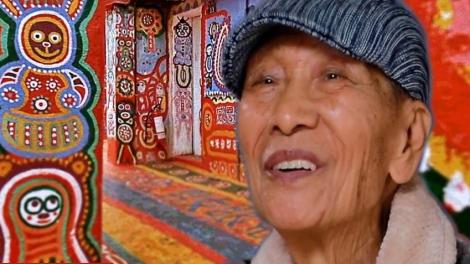 Cum să nu îl iubești? Un bunic de 96 de ani și-a pictat satul, ca să îl salveze de la distrugere. „Mi se spune Bunicul Curcubeu” – FOTO