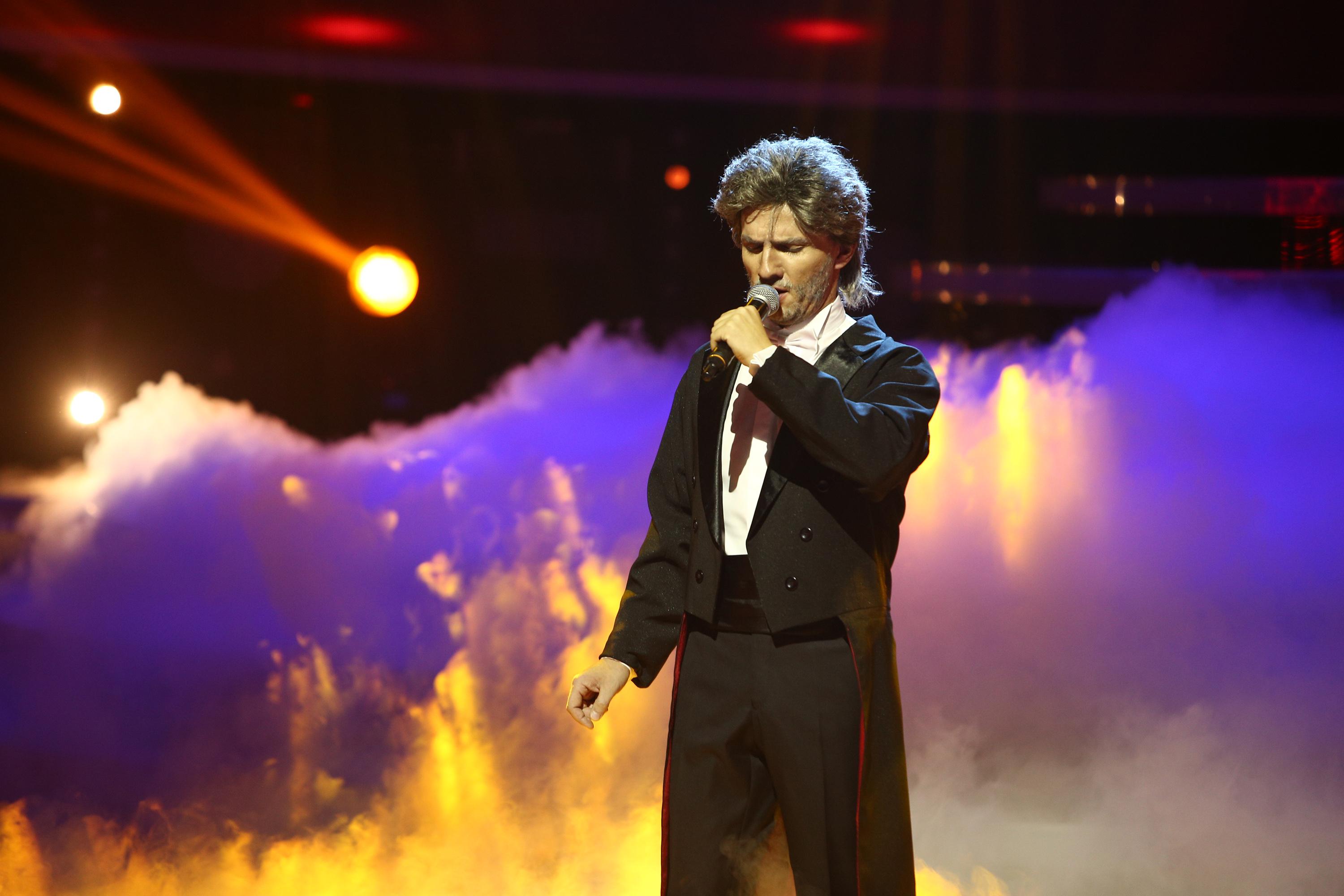 Transformare senzațională la „Te cunosc de undeva”! Mihai Trăistariu a fost Andrea Bocelli și a cântat „Can't help falling in love" – VIDEO