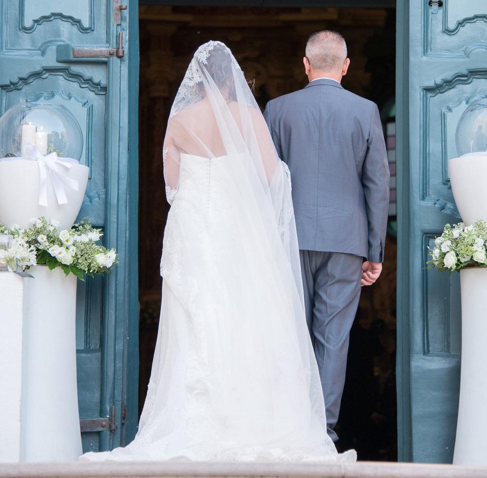 Răzbunare cu stil! Și-a făcut de r&acirc;s logodnicul infidel chiar &icirc;n fața altarului, c&acirc;nd el credea că &icirc;i va jura iubire veșnică