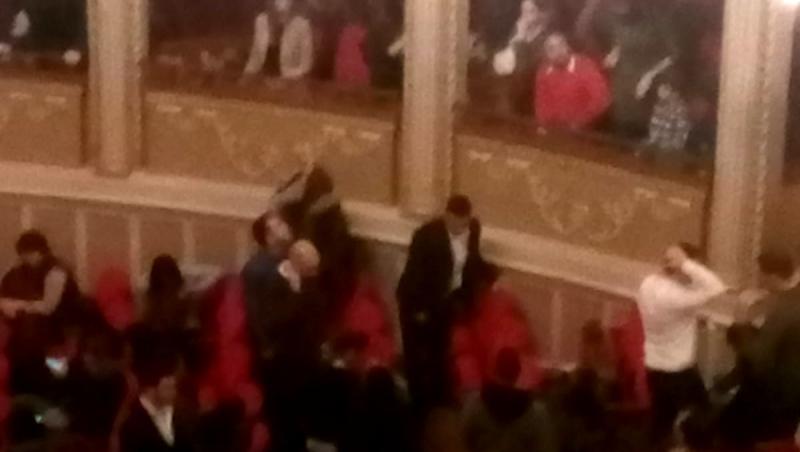 Clipe de panică la Opera din București! Un candelabru s-a spart deasupra spectatorilor - FOTO
